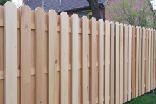 Заборы из термодревесины: почему это работает и стоит внимания