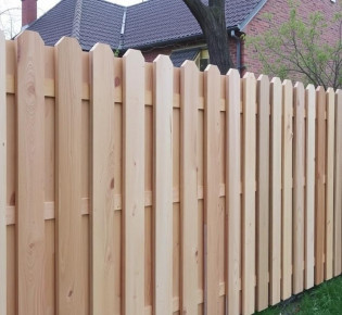 Заборы из термодревесины: почему это работает и стоит внимания