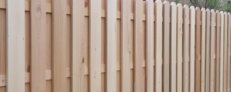 Заборы из термодревесины: почему это работает и стоит внимания