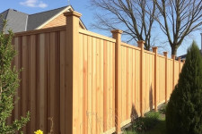 Заборы из термодревесины: красиво, надёжно и с разумной долговечностью