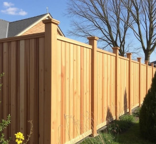 Заборы из термодревесины: красиво, надёжно и с разумной долговечностью