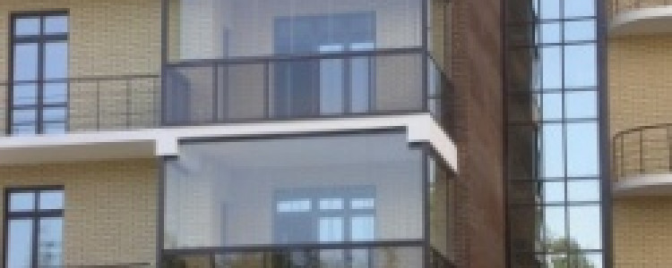 Методы остекления балкона для защиты от холода, жары или атмосферных осадков.
