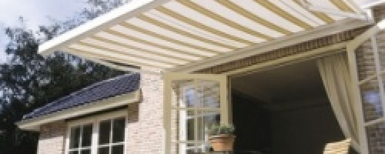 Маркизы — зонтики от солнца на улицах города.